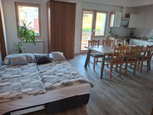 Ένα ή περισσότερα κρεβάτια σε δωμάτιο στο Apartma Jasen