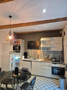 Kuchyň nebo kuchyňský kout v ubytování Maison proche du centre Béziers