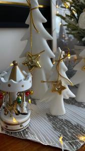 un groupe de décorations de Noël sur une table dans l'établissement Sunshine Ericeira, à Ericeira 39 autres photos