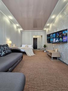 ein Wohnzimmer mit Sofa und Fernseher in der Unterkunft Однокімнатна квартира на 9 поверсі на Садовому in Shcherbani