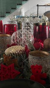 une table sur laquelle sont posés des vases en verre et un ours en peluche dans l'établissement Sunshine Ericeira, à Ericeira