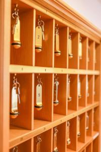 a shelf filled with lots of lockiers at Brauereigasthof Gut Forsting in Pfaffing