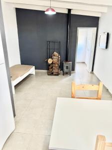 a room with a bed and a table and chairs at Casa una habitación, 4 personas, zona parque in Necochea