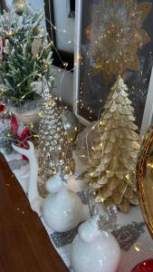 un groupe de sapins de Noël et de cygnes sur une table dans l'établissement Sunshine Ericeira, à Ericeira