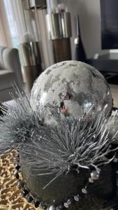 un bol en verre sur une table avec un ananas dessus dans l'établissement Sunshine Ericeira, à Ericeira
