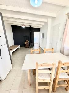 a living room with a white table and chairs at Casa una habitación, 4 personas, zona parque in Necochea
