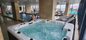 Bassein majutusasutuses Alezzi Studio Beach Pool & Spa Heated Swimming Pool või selle lähedal