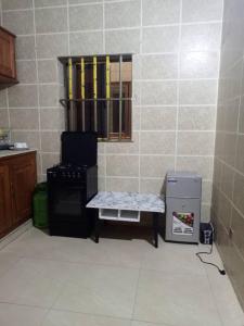 een keuken met een fornuis en een bank in een kamer bij Wiston Services in Cotonou