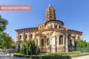 Un ancien bâtiment avec une tour en haut dans l'établissement T3 Havre de paix 6p - 115m Cœur Saint Sernin Toulouse - PKG 3 min, à Toulouse