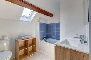 a bathroom with a sink and a toilet and a bath tub at Le Vert Bocage - Avec Jardin in Rouvroy-sur-Serre +17 photos