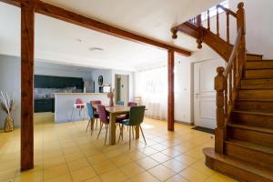 a kitchen and dining room with a table and chairs at L'Orée du Bois - Avec Jardin in Rouvroy-sur-Serre