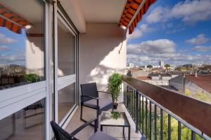 勒布斯卡L'Urban Light - Superbe T2 avec Terrasse的美景阳台,配有桌椅