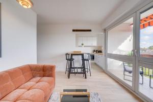 勒布斯卡L'Urban Light - Superbe T2 avec Terrasse的客厅里有一张沙发和一张桌子。 更多4张照片