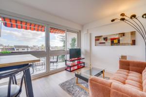 勒布斯卡L'Urban Light - Superbe T2 avec Terrasse的客厅里有一张沙发和一台电视