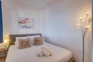 勒布斯卡L'Urban Light - Superbe T2 avec Terrasse的卧室里有一张床，床单和枕头都是白色的