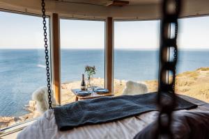 ヘガネスにあるFalknästetの海の景色を望むベッドルーム1室