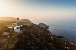 ヘガネスにあるFalknästetの海のそばの崖の灯台