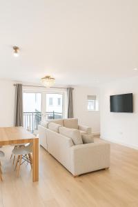 TV a/nebo společenská místnost v ubytování Entire 3 Bed Apartment in Kinsale, Cork