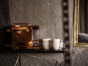 ヘガネスにあるFalknästetの2つのカップとコーヒーメーカーが置かれた棚