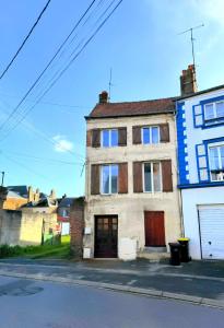 an old house on the side of a street at L'Olivier RDC in Abbeville