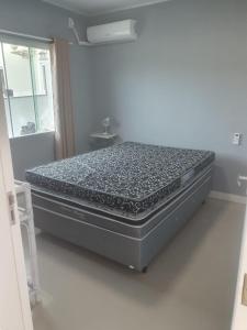 Ένα ή περισσότερα κρεβάτια σε δωμάτιο στο Departamento Crispim