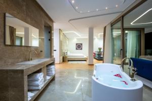 Koupelna v ubytování Le Bleu Resort - Luxury Villa Tangier + 28 fotografií