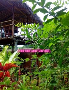 Una foto de un jardín con un letrero que dice "Tu hogar lejos de casa". en Ancient Gardens Villa, en Pinnawala