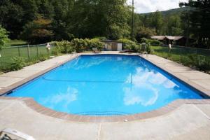 Bazén v ubytování Spacious Cabin Rental next to Balsam Mountain in Upstate New York nebo v jeho okolí + 11 fotografií