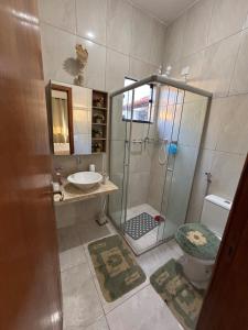 a bathroom with a shower and a sink and a toilet at Casa com Vista de Caxambu in Caxambu +36 photos