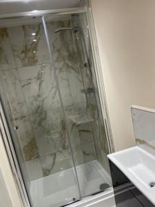 Fotografie z fotogalerie ubytování Three bedroom cabin with rural views and hot tub v destinaci Algarkirk