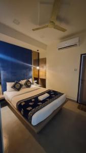 a bedroom with a large bed with a ceiling at hotel beachfront in Calangute