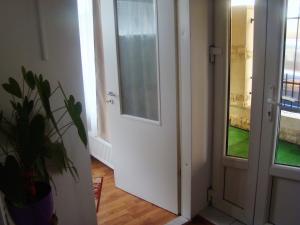 クルジュ・ナポカにあるGuest House Andreiの窓付きの部屋 +37枚の写真