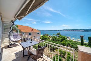 a balcony with a table and chairs and a view of the water at Bed & Breakfast Villa Vrgorac in Orebić
