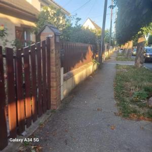 パライユ・ヴィエイユ・ポストにあるAppartement moderne à Paray-Vieille-Poste, 50m², avec terrasseの通りの横の柵