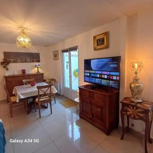 パライユ・ヴィエイユ・ポストにあるAppartement moderne à Paray-Vieille-Poste, 50m², avec terrasseのリビングルーム(テレビ、ダイニングテーブル付)