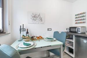 a kitchen with a table with a bowl of fruit at Ferienwohnung an der Volme in Meinerzhagen