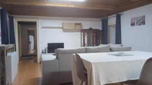 een woonkamer met een bank en een tafel bij Casa do Avô Almeida in Fajazinha +2 foto's