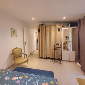 パライユ・ヴィエイユ・ポストにあるAppartement moderne à Paray-Vieille-Poste, 50m², avec terrasseのベッドと椅子のあるリビングルーム +22枚の写真