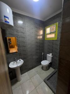 un baño con lavabo e inodoro en ArQa pyramids Hotel, en El Cairo 41 fotos más