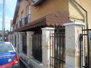 クルジュ・ナポカにあるGuest House Andreiの柵付き建物
