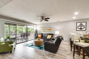 Χώρος καθιστικού στο Osage Beach Condo Community Pool and Boat Dock