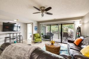 Μια τηλεόραση ή/και κέντρο ψυχαγωγίας στο Osage Beach Condo Community Pool and Boat Dock