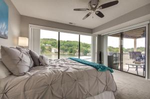 Ένα ή περισσότερα κρεβάτια σε δωμάτιο στο Osage Beach Condo Community Pool and Boat Dock +19 φωτογραφίες
