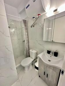 Ένα μπάνιο στο Golden Shell Studio +8 φωτογραφίες