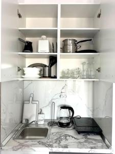 Η κουζίνα ή μικρή κουζίνα στο Golden Shell Studio