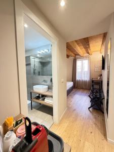 una habitación con un baño con bañera y lavabo en Malvezzi24 Boutique Rooms, en Desenzano del Garda