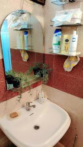 Ένα μπάνιο στο Appartement au centre rabat dyour jamaa