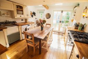 Kuchyň nebo kuchyňský kout v ubytování Cockle Cottage, An artists haven, Charming Cottage By Air Premier