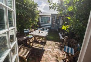 Zahrada ubytování Cockle Cottage, An artists haven, Charming Cottage By Air Premier