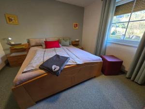 a bedroom with a bed with a hat on it at Komfort-Ferienwohnung Südbalkon, WOHNZIMMER, 2 Schlafzimmer, ruhige Lage - TIROL in Reutte